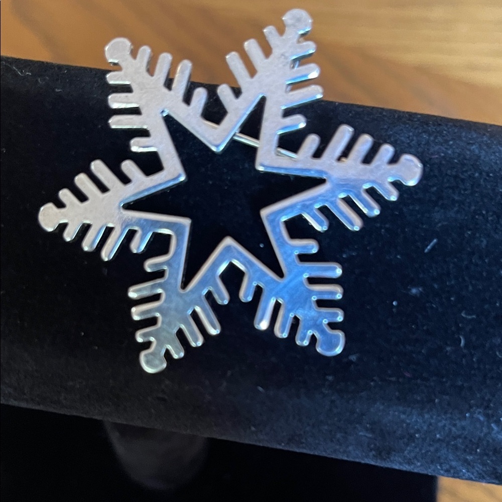 Silver Snowflake Star Brooch - Shiny Silver Pin